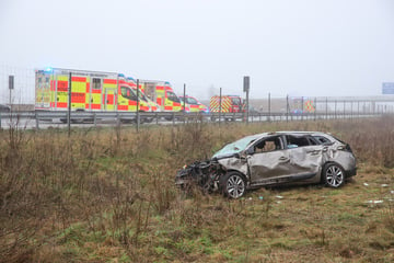 Unfall A7: Unfall auf der A7: Auto rast in Feld, zwei Männer in Lebensgefahr