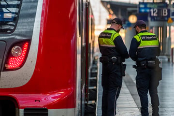 Messerattacke: Streit eskaliert: Frau sticht auf zwei Reisende in Zug ein