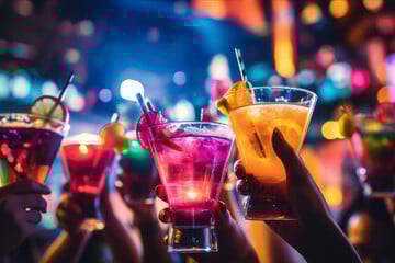 Stark betrunkene Frau zieht sich auf Party aus und dreht danach durch