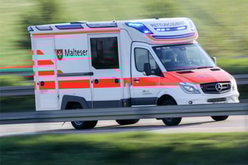 Tragischer Unfall bei Pforzheim: 22-Jähriger prallt gegen Baum und stirbt