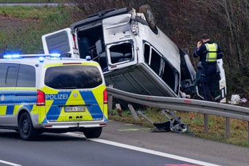 Unfall A44: Tragödie auf A44: Transporter knallt gegen Baum, zwei Insassen tot