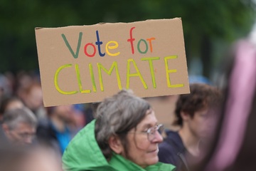Menschen demonstrieren im strömenden Regen für den Klimaschutz und Demokratie