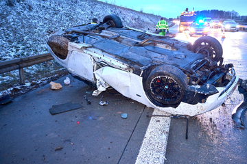 Unfall A17: BMW überschlägt sich auf A17: Zwei Schwerverletzte, langer Stau!