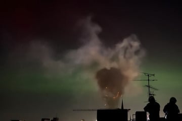 Berlin: Funken sprühen aus Schornstein – Feuerwehr im Großeinsatz!