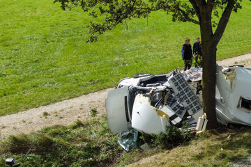 Trümmerfeld nach heftigem Crash: Wohnwagen fast zweigeteilt!