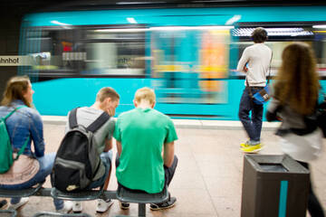 Mann stieß Passantin auf U-Bahn-Gleise: War es heimtückischer Mordversuch?
