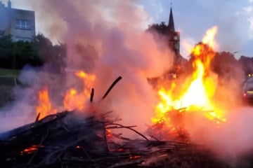 Feuerwehreinsatz am Bahnhof: Reisighaufen brennt nahe der Schienen