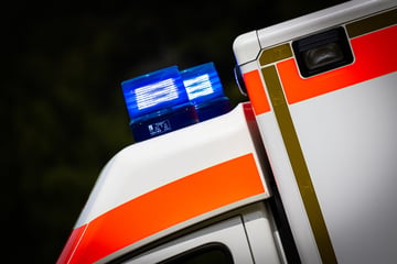 6-Meter-Sturz auf Baustelle: Mann bricht durch Dach und fällt auf Gabelstapler