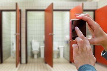 Mann filmt heimlich auf Uni-Damenklo und wird von Studentin ertappt und gestellt