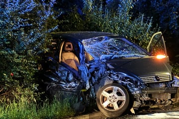 Heftiger Unfall: Mercedes rast in geparkten Lkw - Alkohol am Steuer?