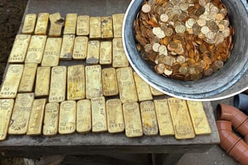 Neun Millionen Euro in einer Kellerwand! Bauarbeiter stoßen bei Renovierung auf diesen Goldschatz