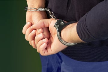 Kiloweise Rauschgift und Waffen gefunden: Polizei nimmt mutmaßlichen Drogendealer fest