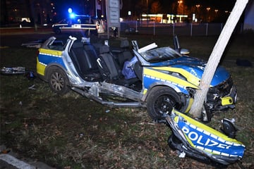 Mehrere Verletzte: Schwerer Kreuzungscrash mit Polizeiauto