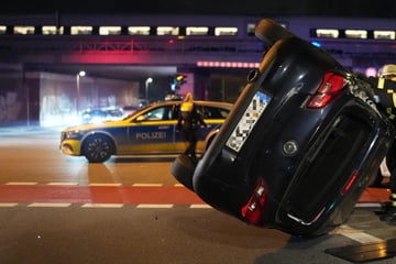 Auto überschlägt sich nach Frontal-Crash in Hamburg