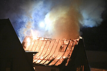 Stuttgart: Einfamilienhaus brennt: 70 Einsatzkräfte kämpfen gegen die Flammen