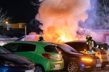 Feuerwehreinsatz im Erzgebirge: Ford steht lichterloh in Flammen