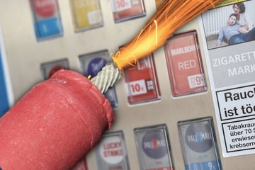 Dresden: Rumms! Kippenautomat in Trachau gesprengt: Radler stürzt über Trümmerteile