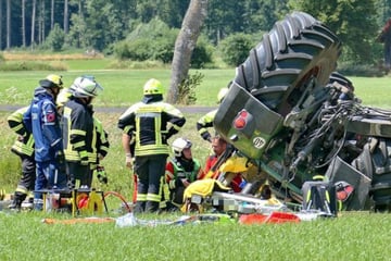Traktor kippt um: Junge Fahrerin stundenlang eingeklemmt