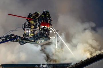 Blitz schlägt in Wohnhaus ein: Millionen-Schaden nach Brand