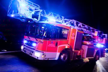 Wohnhaus brennt komplett nieder: Ehepaar rettet sich ins Freie