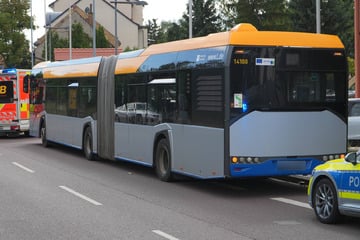 Linienbus kollidiert mit Radler: Kinder und Kleinkind bei Bremsung verletzt