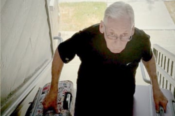 81-Jähriger schuftet 14 Stunden am Tag, um Rechnungen für krebskranke Frau bezahlen zu können