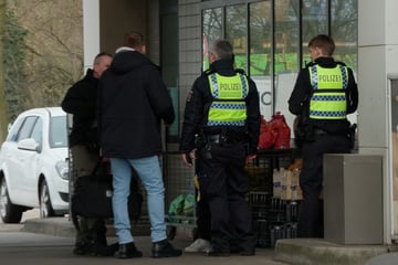 Tankstelle und Kiosk in Hamburg überfallen: Täter auf der Flucht