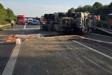Unfall A14: Schwerer Unfall auf der A14: Lastwagen kracht durch Mittelleitplanke