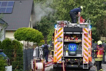 Leipzig: Rauch tritt aus Wohnhaus aus: Feuerwehr rückt im Leipziger Osten an