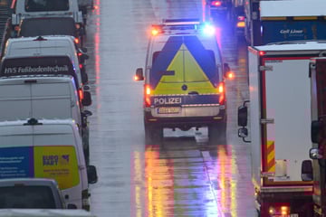Unfall A2: Streifenwagen weicht Lkw auf der A2 aus: Vier Polizisten schwer verletzt