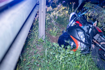Heftiger Unfall auf Kreisstraße: Junger Biker (18) lebensgefährlich verletzt mit Heli in Klinik geflogen