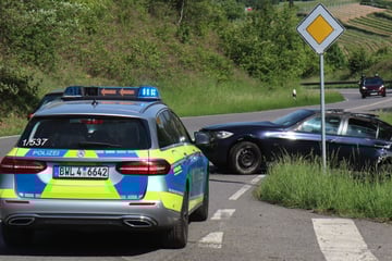 Unfall in Rechtskurve: BMW-Fahrer überschlägt sich