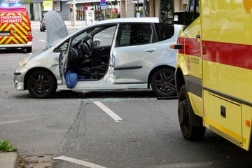 Unfall in Chemnitzer City: Honda kracht mit Rettungswagen zusammen