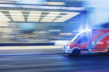 Baby sitzt im Auto: Mann und Frau bei schwerem Unfall verletzt