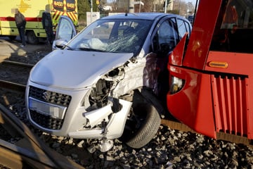 Unfall in Chemnitz: Auto und Straßenbahn krachen zusammen