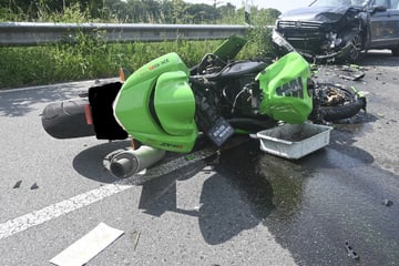 Nach Frontalcrash: Motorradfahrer stirbt noch an Unfallstelle