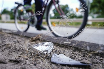 Radfahrer kracht gegen Lkw - doch dessen Fahrer bemerkt nichts
