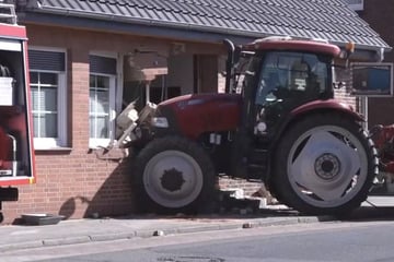 Traktor weicht Schulbus aus und kracht in Hauswand
