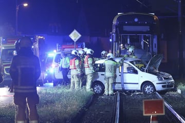 Straßenbahn-Unfall in Hellerau: Fiat landet im Gleisbett, Fahrerin muss befreit werden