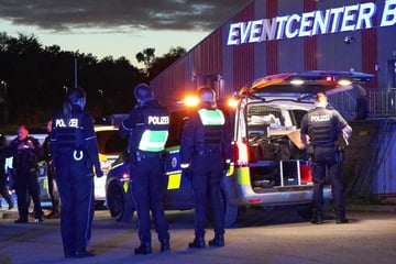 Streit eskaliert zu Massenschlägerei mit hundert Beteiligten: Acht Personen nach Fest verletzt