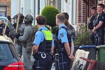 Mann verschanzt sich mit Messern in Wohnung der Eltern - SEK muss anrücken