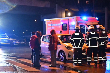 34-Jähriger wird von Auto erfasst und bleibt bewusstlos auf der Straße liegen