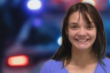 Irres Grinsen nach brutaler Tat: Junge Frau (23) muss hinter Gitter