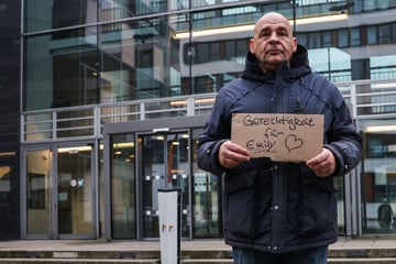 Nach Tod von 13-Jähriger auf Klassenfahrt: Vater hält Mahnwache vor Schulministerium