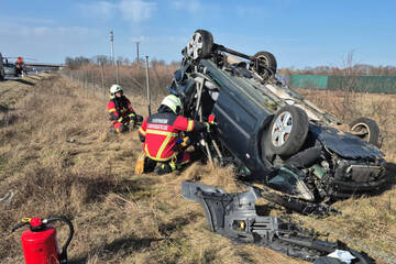 Unfall A: VW-Fahrer will auf A10 Spur wechseln, dann kracht's gewaltig
