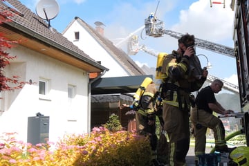 Brand in Einfamilienhaus: Bewohnerin stirbt, Feuerwehrmann im Krankenhaus