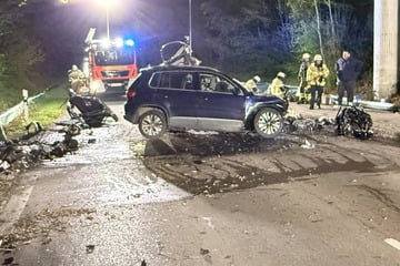 Autofahrer prallt gegen Brückenpfeiler und stirbt