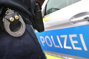 Vor den Augen der Polizei: Mann wirft Tüte mit Drogen weg