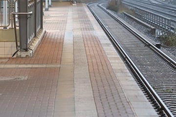 Erschreckende Tat an Bahnhof: Jugendlicher in Richtung der Gleise gestoßen