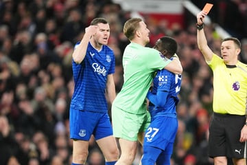 Platzverweis! England-Star rastet völlig aus und ohrfeigt Mitspieler